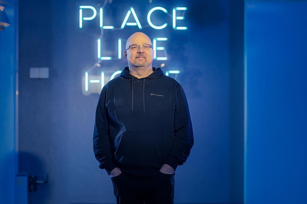 "Tämä ei ole pitkä tie, jos näin jatkan", muistaa Joutjärven seurakunnan tuore kappalainen Topi Knihtilä nuorena päihteiden käyttäjänä ajatelleensa. Pimeys ja pelko sai kuitenkin väistyä, kun tilalle tuli valo ja toivo paremmasta.