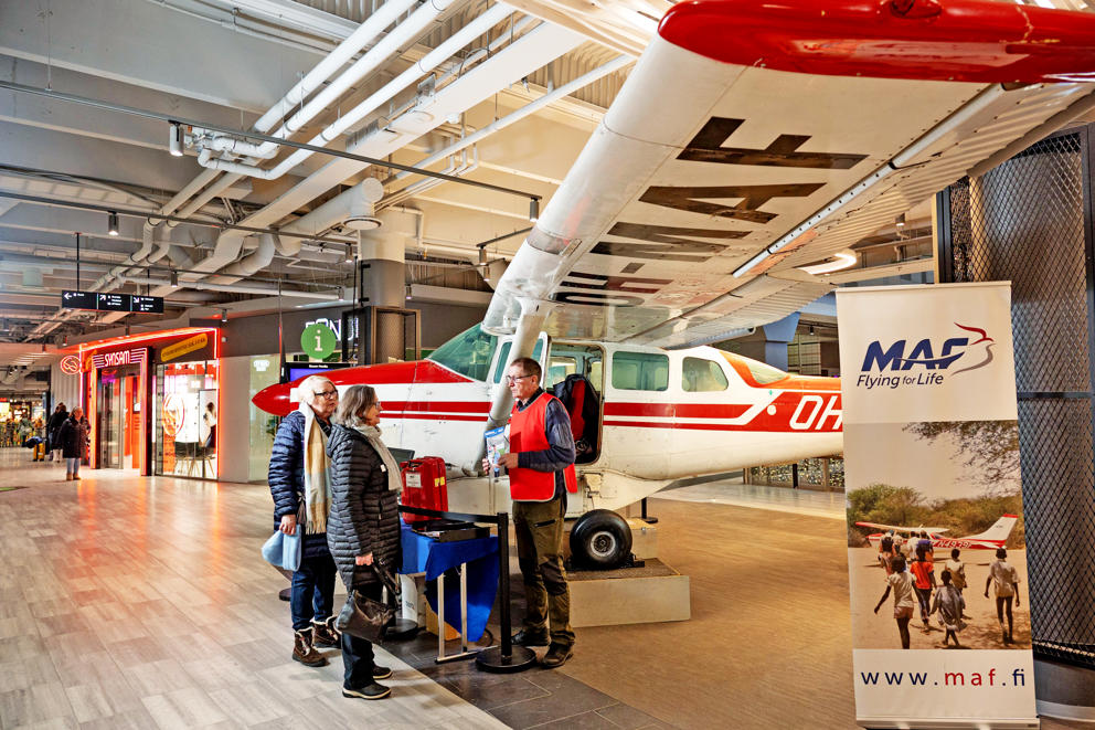 Kauppakeskus Trion aulaan tuotiin näytille lähetyslentoja tekevä lentokone - kone ujutettiin ovesta talkoovoimin siivet ja laskutelineet irrottamalla