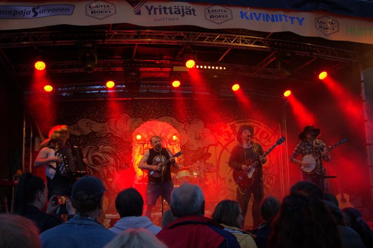Katso kuvat: LauttaRokissa rokattiin sateesta huolimatta