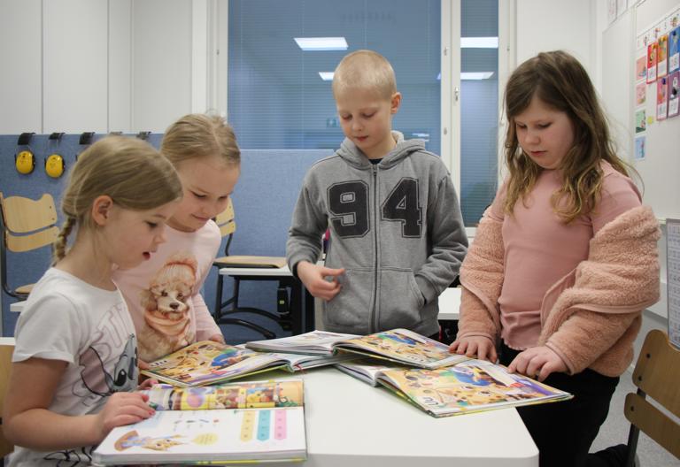 Painetut oppikirjat pitävät pintansa – Huittisissa oppimateriaaleihin panostetaan valtakunnan keskiarvoa enemmän