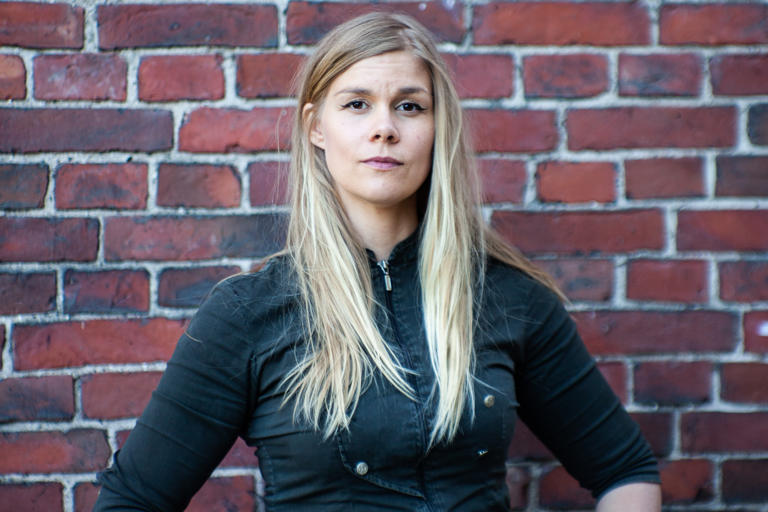 Silja-Elisa Laitosen Suviranta-sarjan kolme kirjaa käsittelevät Suomen naisten sotahistoriaa sekä naispoliisien historiaa. Kuva: Riina Saltiola