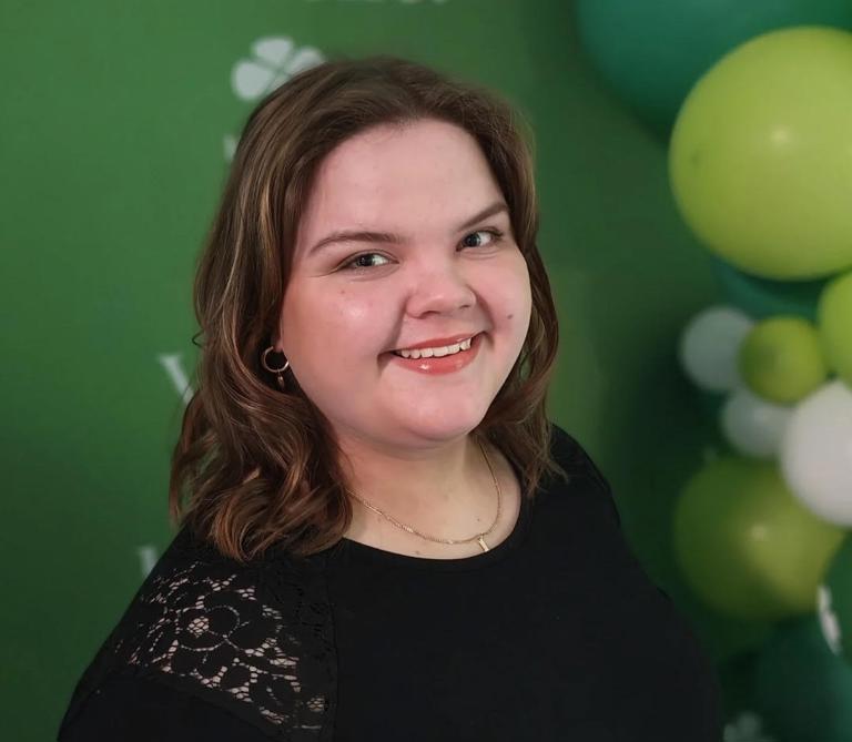 Aino Kylälehtonen jännitti vaalitulosta sunnuntai-iltana keskustan vaalivalvojaisissa Helsingissä. Kuva: Laura Airila