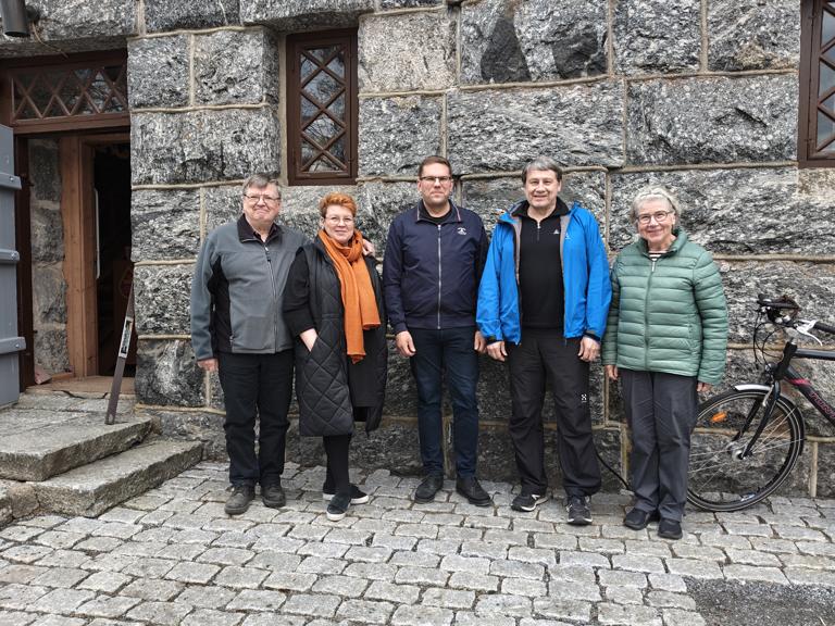 Veli-Matti Wasell (vas.), Helena Kaitanen, Petri Kiiski, Jyrki Peltomaa ja Eeva Kaplas viihdyttävät yleisöä museon nelikymppisillä arvuuttelemalla museoesineiden käyttötarkoituksia. Kuvat: Huittisten museo/Satu Rantala