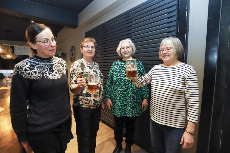 Marja Tanhuanpää (vas.) esittelee kirkonemäntien järjestämässä tapahtumassa oluen kristillistä kulttuuriperintöä. –Jumala ja Pyhä Henki ovat läsnä myös ravintoloissa ja oluttuopeissa, hän toteaa. Kirkonemäntien Tuula Riuttamäen, Seija Suomela-Norrin ja Merja Evalan (oik.) tuopeissa on alkoholitonta olutta, jota myös tilaisuudessa tarjoillaan.