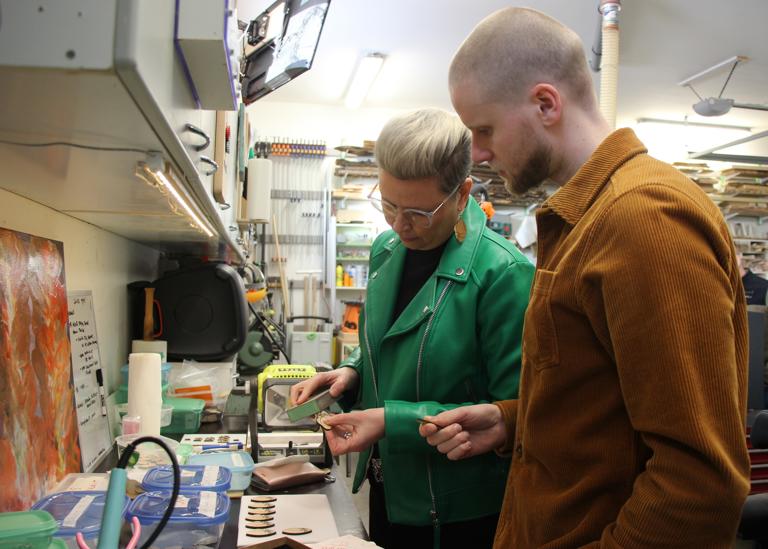 Autotallista alkoi peppuvallankumous – puukoruista tuli koko perheen juttu